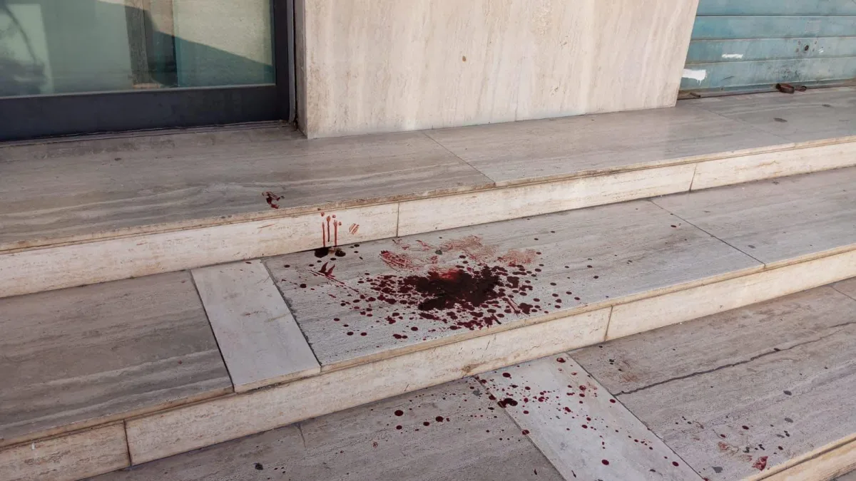 Ancora risse tra giovani. Un commerciante ha trovato macchie di sangue davanti al suo negozio