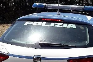Trovato con droga, uomo aggredisce i poliziotti. Arrestato
