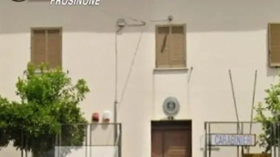 Infastidito dal rumore scende in strada e buca le gomme a due auto