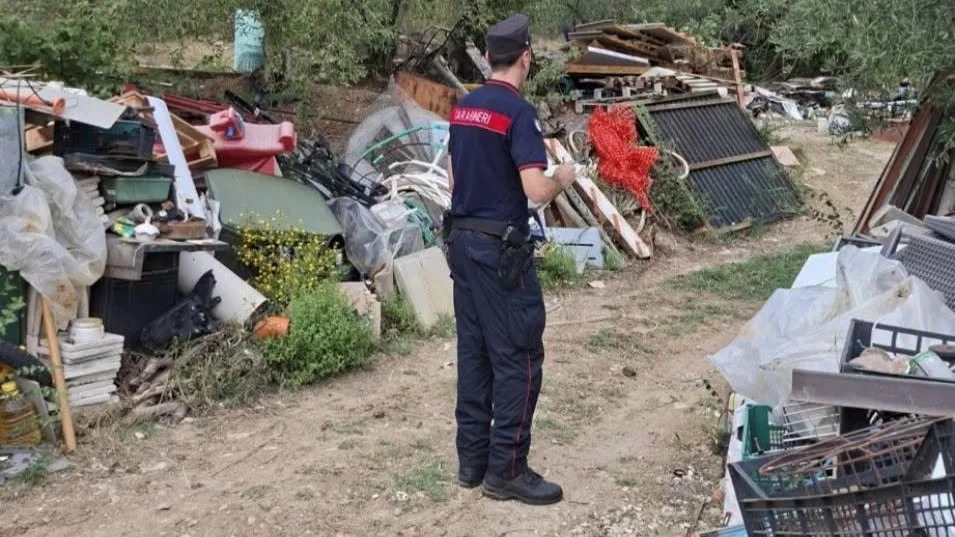 Formia (LT) – Rifiuti speciali abbandonati in località Pientime, un uomo denunciato dai Forestali