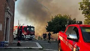 Fiamme sul colle Madonna della Guardia, strada chiusa