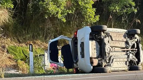 Perde il controllo dell'auto e si ribalta: paura per una donna