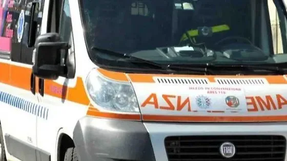 Si reca in banca con una cesoia, entra e si spoglia
