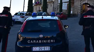 Ruba la carta alla compagna e preleva denaro al bancomat