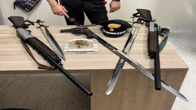 Nascondeva in casa spade affilate e un revolver modificato: denunciato 73enne